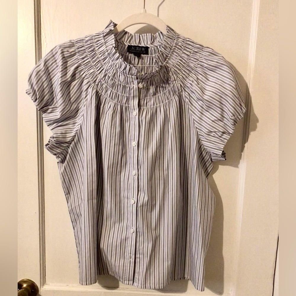 Smocked neck top in striped cotton poplin.